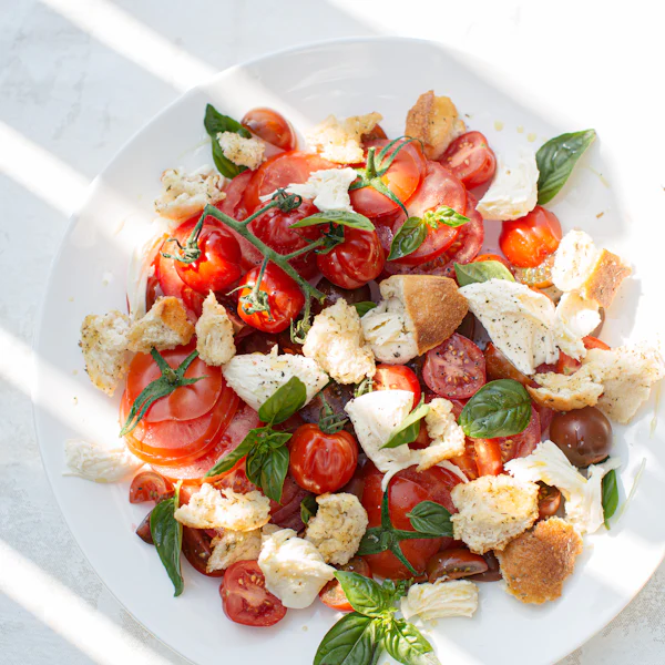 Une salade de tomates et de pain au basilic frais