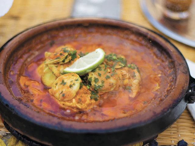 Du poulet dans une sauce épicée, servi dans un tajine en terre cuite