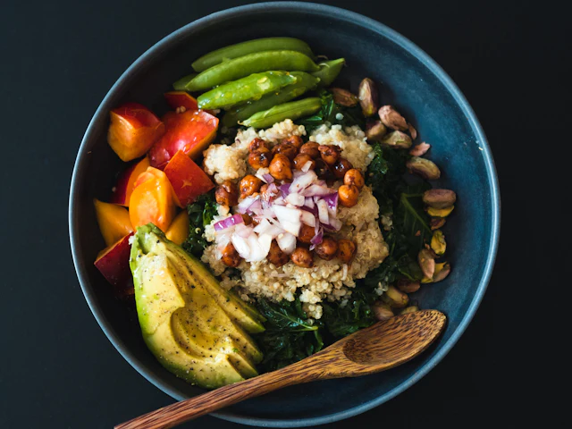 Un bowl de céréales, avocat, tomates et légumes verts